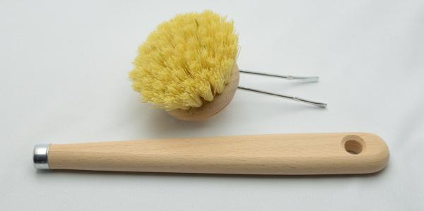 Spülbürste StandardPlus, extra breiter Griff sorgt für sehr guten Halt. Mit hellen, kräftigen Naturfasern. Bürstenfabrik Keller in Todtnau. Traditionsunternehmen seit 1869. Qualität Made in Germany.